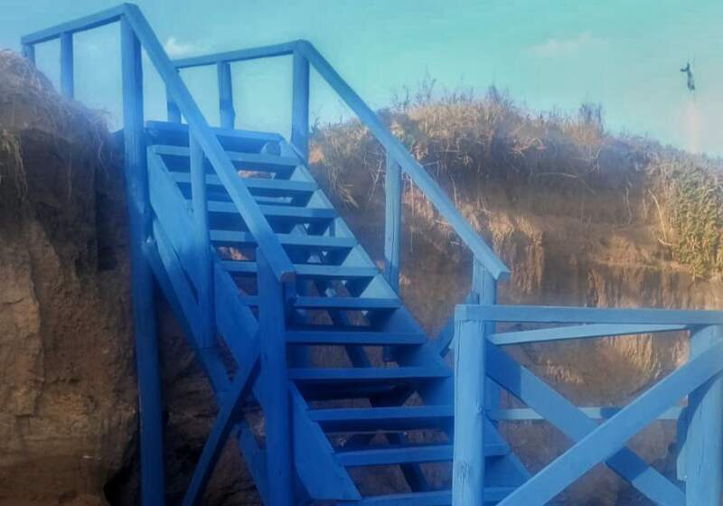 La Secretaría de Turismo informó que la escalera ubicada junto al puesto de guardavidas fue arreglada y quedó en condiciones de uso, tras la clausura por daños.