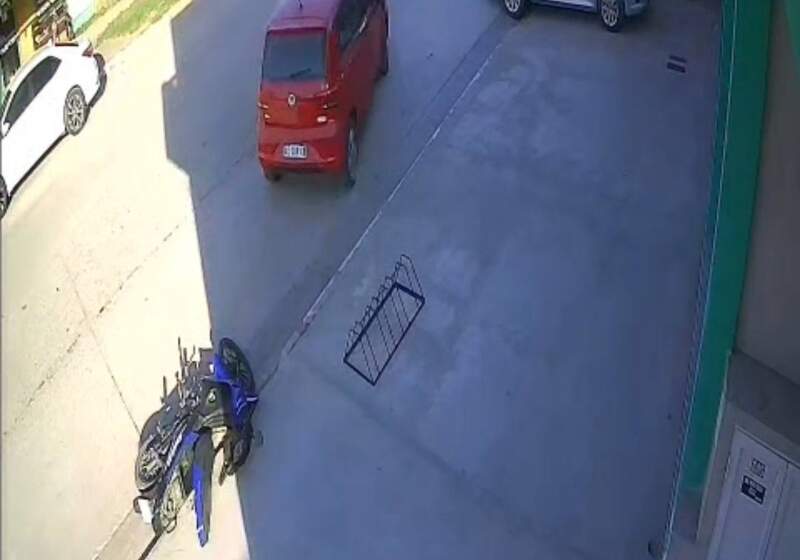 Buscan a una conductora que chocó una moto estacionada en Santa Clara 