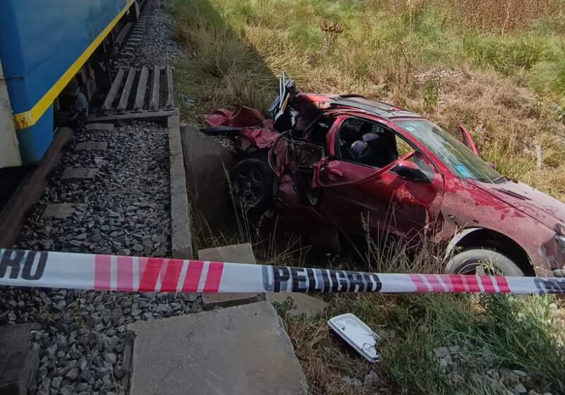 Un tren impactó a un auto en un cruce de la ruta 2
