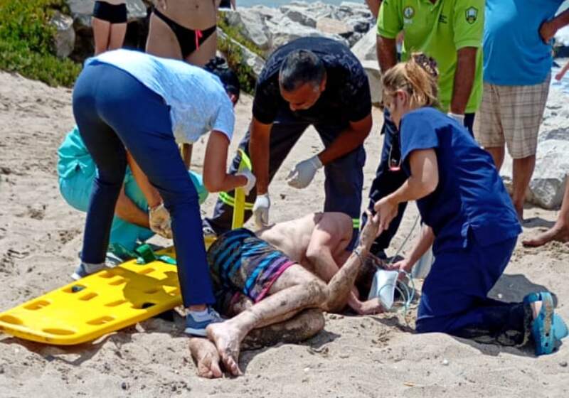 Los atrapó la correntada contra la escollera y fueron rescatados