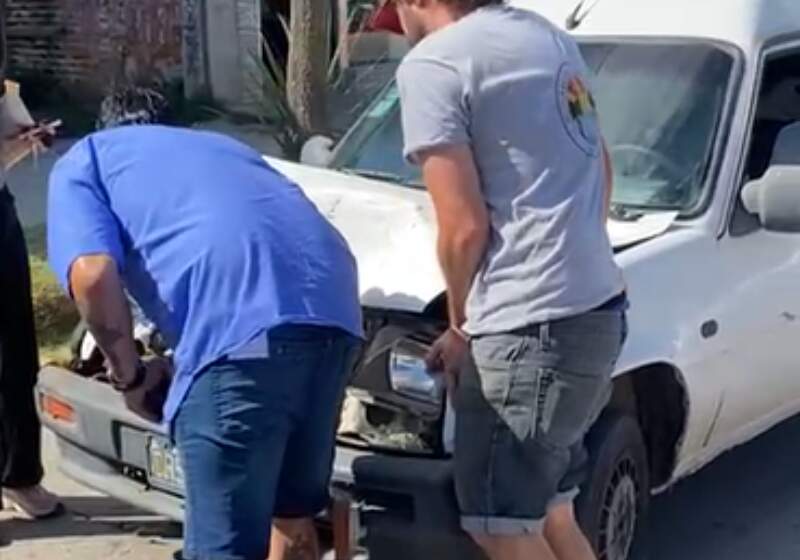 Choque entre una camioneta y un colectivo en avenida Acapulco