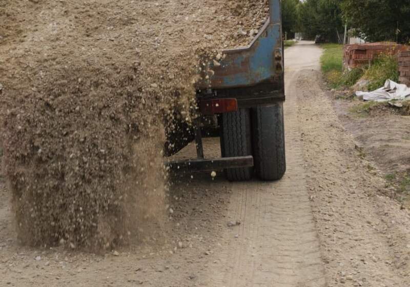 La Delegación Santa Clara informó tareas de bacheo, acondicionamiento y colocación de granza en distintos sectores del barrio costero.