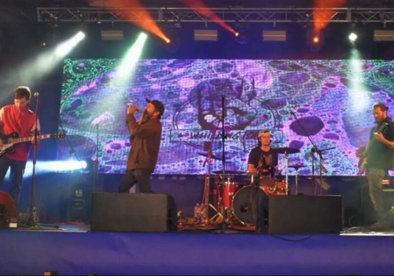 Tras cumplir 26 años de trayectoria, La Whillington en vivo en La Caleta