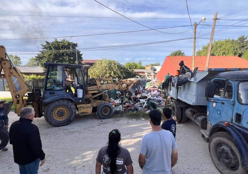 La intervención de la Delegación respondió a reclamos de la comunidad educativa de la Escuela 503 y de vecinos por problemas de higiene en una vivienda.