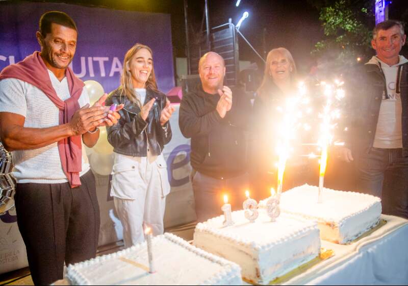 La Plaza Libertad reunió a familias y artistas en una jornada festiva que incluyó la tradicional torta y la presencia del intendente.