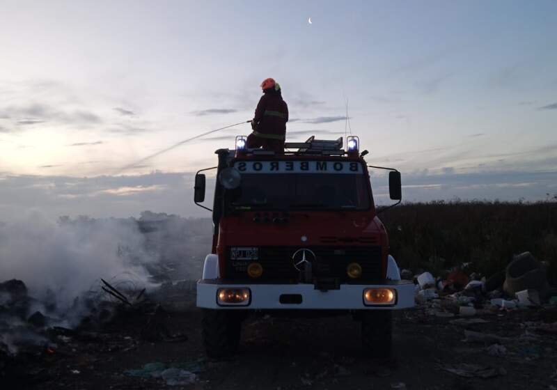Bomberos trabajaron más de dos horas para extinguir residuos plásticos, troncos y basura acumulada.