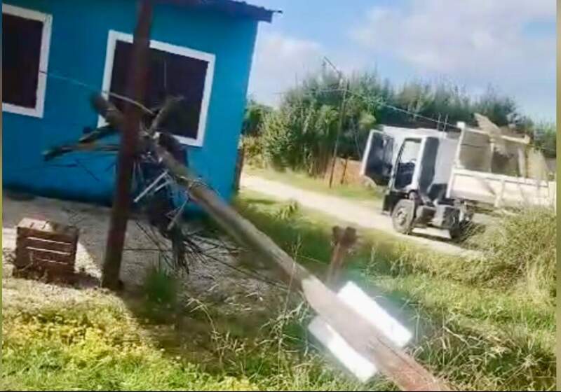  Unos 300 usuarios se ven afectados por la caída de un poste generada por el golpe de un camión ajeno a la entidad.