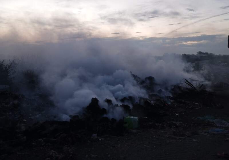 Cuatro dotaciones trabajaron ayer para extinguir un foco que se propagó por el viento. Se solicitó enfáticamente a la comunidad evitar cualquier tipo de quema en el lugar.