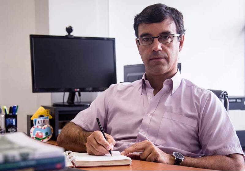 Alexandre Roig presentará su libro “Algo no encaja acá” en Santa Clara