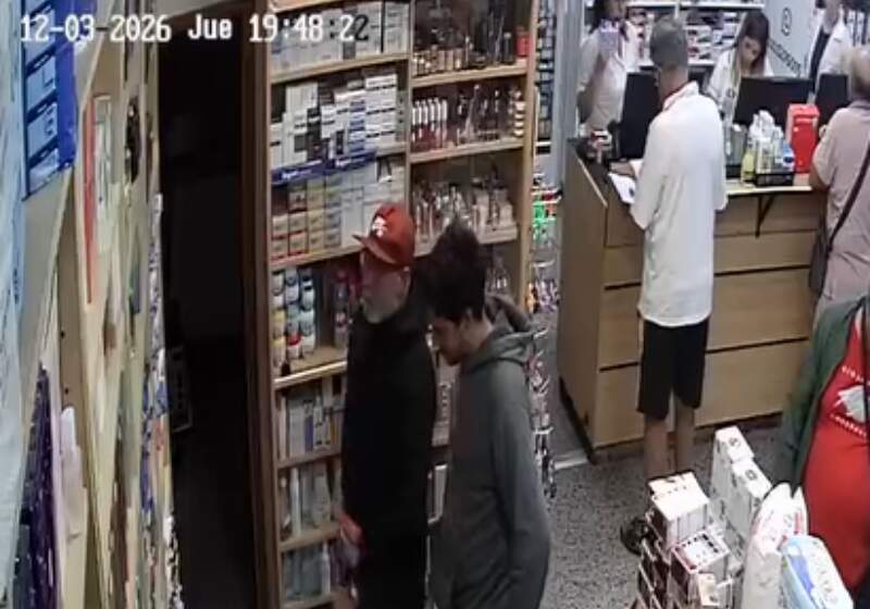 Dos hombres fueron registrados mientras robaban perfumes en una farmacia de Santa Clara