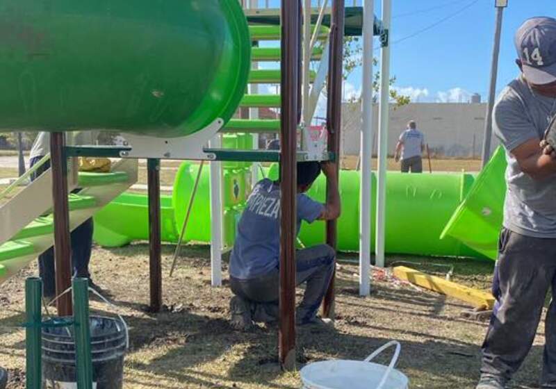 La Delegación de Santa Clara continúa con el recambio de juegos, mantenimiento general y mejoras en la luminaria el lugar ubicado sobre la avenida San Martín.