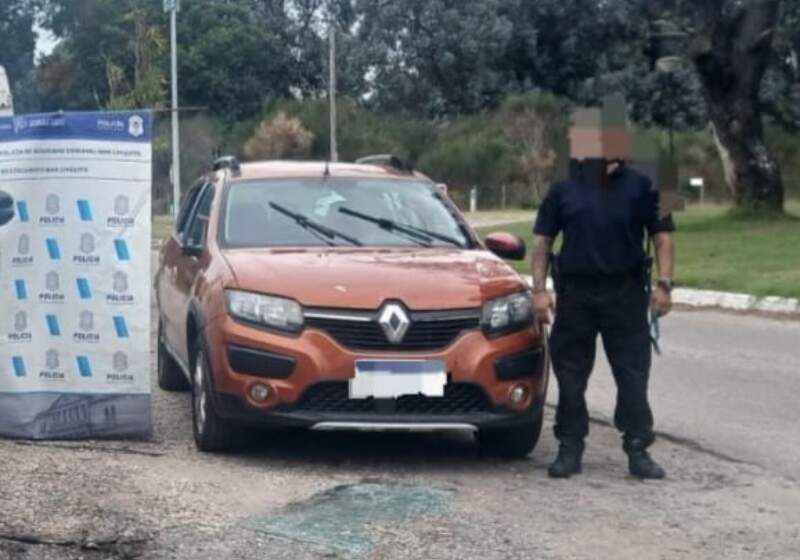 Estaba en un auto robado y lo detuvieron 