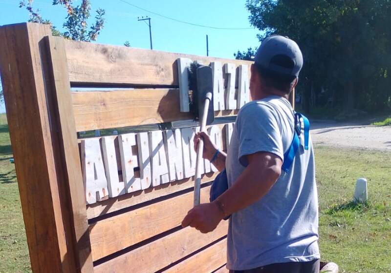Trabajos de mantenimiento en la Plaza Lucena de Santa Clara