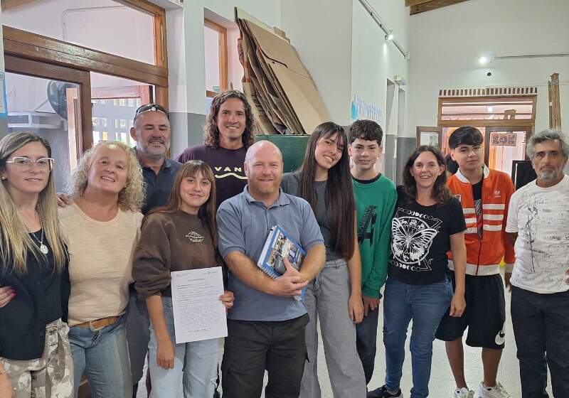 El intendente y representantes del Consejo Escolar participaron de un encuentro con estudiantes y directivos de la institución.