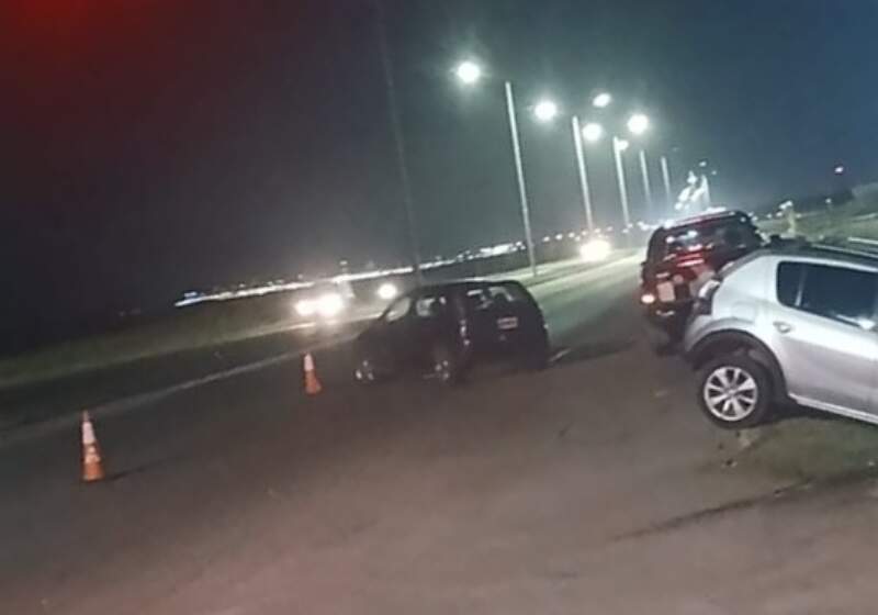 Un auto cayó al desagüe tras un choque en la ruta 11