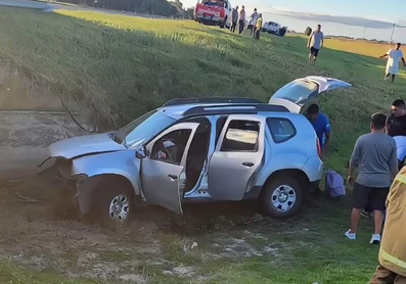 Un auto despistó en la ruta 2 y una persona resultó herida