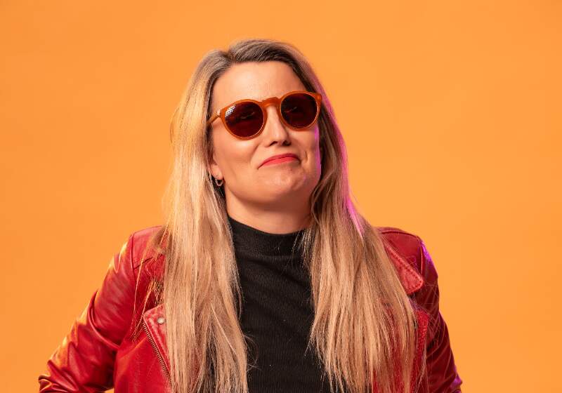 La astróloga y actriz actuará el sábado 2 de mayo a las 21 en Ogham Riders, donde propone un show que combina humor y astrología.