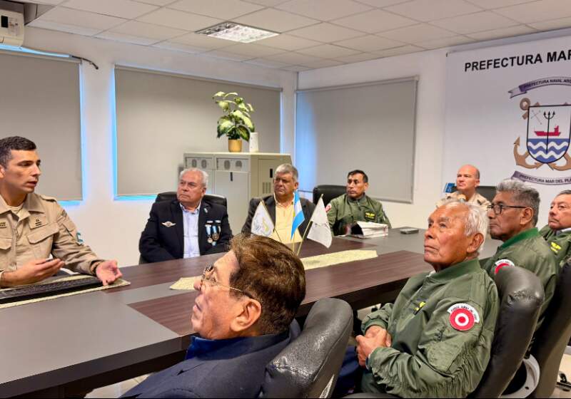 Prefectura recibió a miembros de la Fuerza Aérea del Perú representantes de misión de apoyo en Malvinas