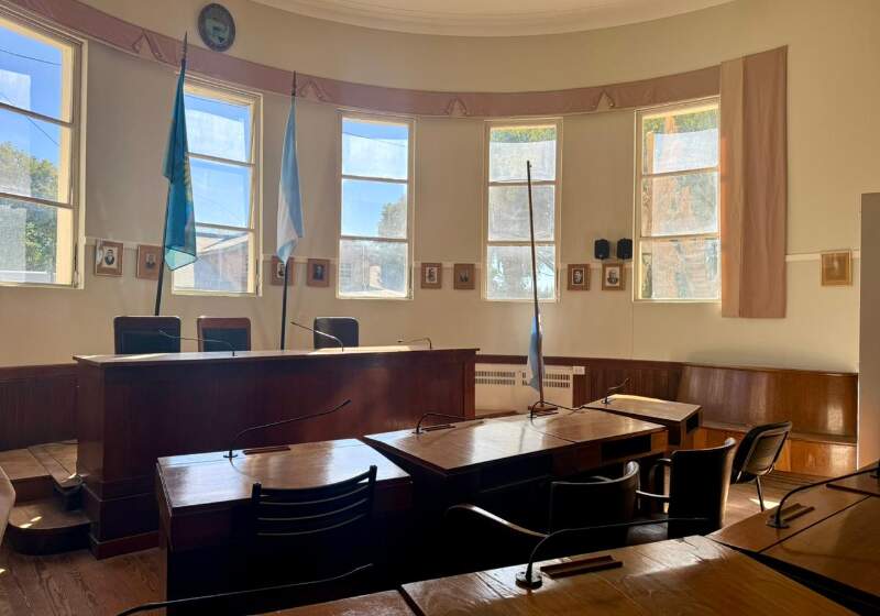 Los trabajos incluyen renovación de pintura, aberturas, cortinas y mobiliario en el edificio del palacio municipal de Coronel Vidal.