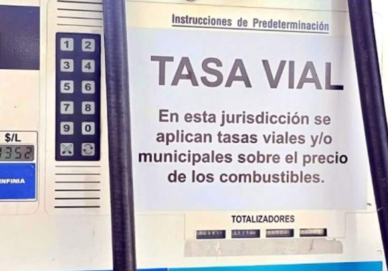 El proyecto propone eliminar el recargo aplicado a los combustibles en el distrito y derogar el artículo 96 de la Ordenanza Impositiva vigente.