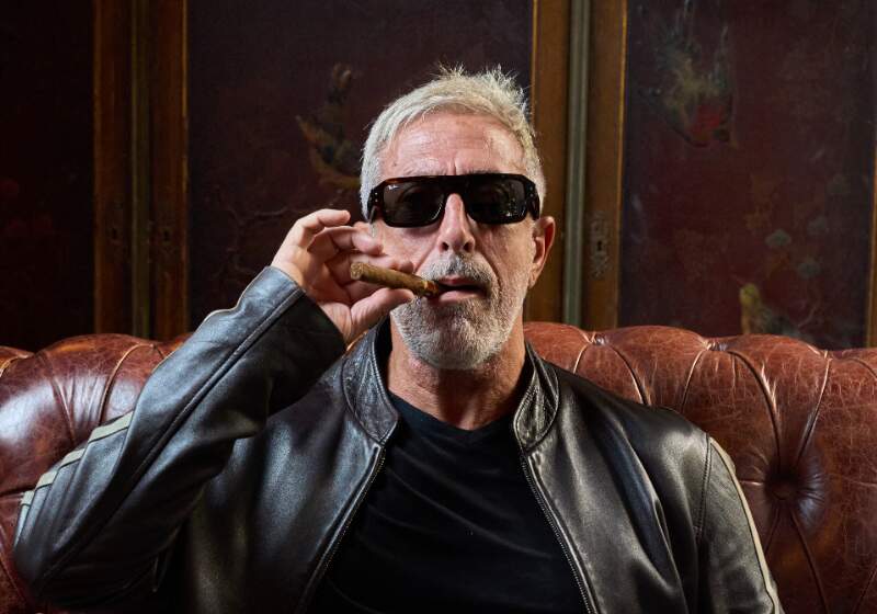 El actor anunció que no podría presentarse este sábado y confirmó que llegará a la ciudad en junio; las entradas serán devueltas por el sistema digital.