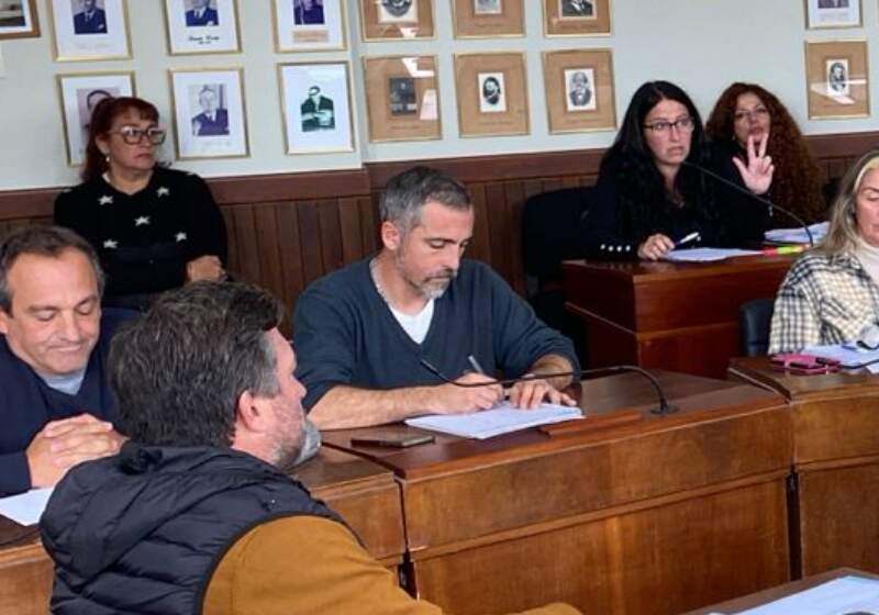 El edil libertario criticó decisiones del bloque de Fuerza Patria durante el inicio de la sesión ordinaria.