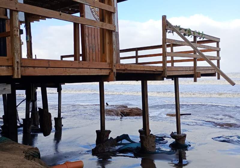 Ráfagas de más de 80 km/h y olas de tres metros provocaron destrozos en la playa, caída de estructuras y un amplio operativo de emergencia.