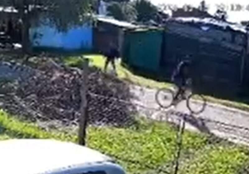 Lo tiraron de la bicicleta y se la robaron
