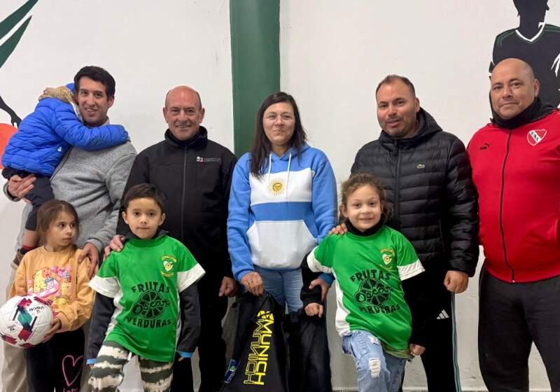 La Cooperativa Arbolito entregó material deportivo al Club Arbolito