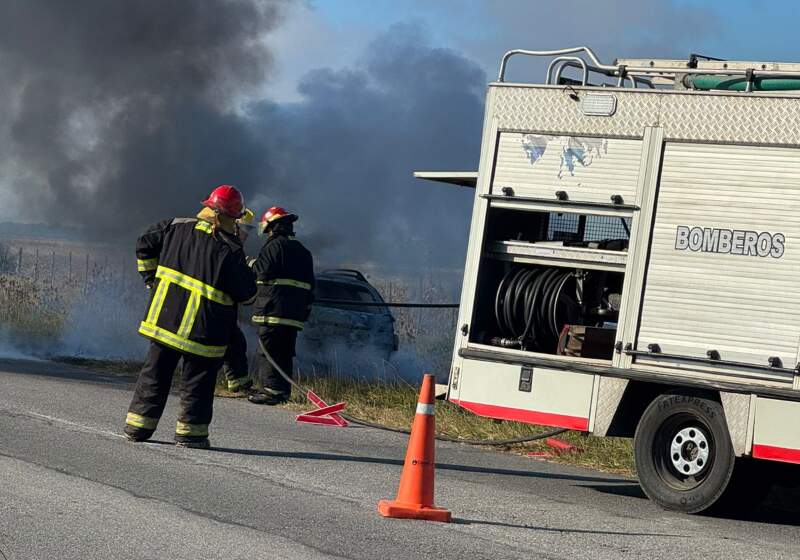 El fuego se originó por un desperfecto mecánico y fue controlado por Bomberos del Cuartel de Santa Clara. En el lugar también trabajó personal de Defensa Civil Mar Chiquita.