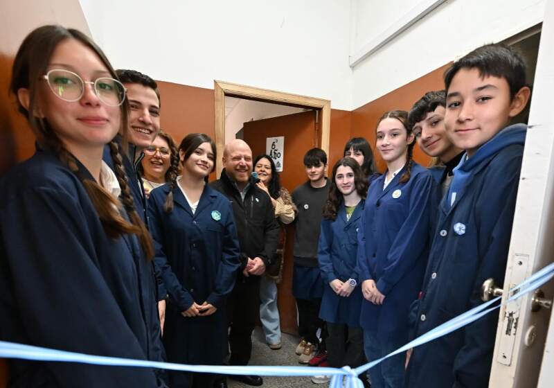 El intendente Wischnivetzky presentó los nuevos espacios y entregó una impresora 3D a la institución.