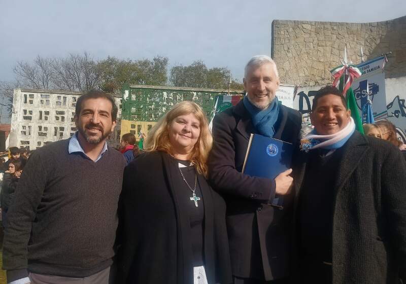 Los dirigentes de Consolidación Argentina Mar Chiquita acompañaron la conmemoración junto a autoridades consulares y referentes de la colectividad.