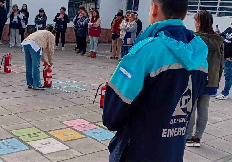 Capacitaron en RCP y uso de extintores en la Escuela Primaria N° 8