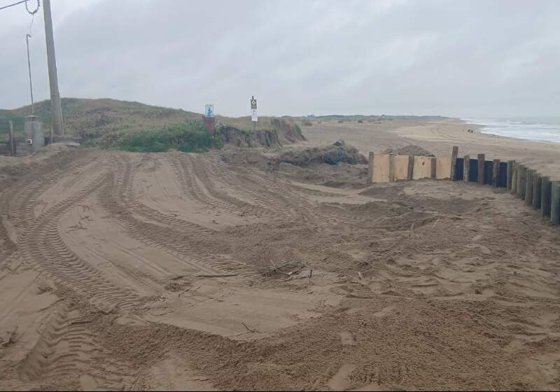 Se trata de trabajos recientes en Parque Lago para reforzar la defensa costera y reducir el impacto del avance del mar sobre sectores urbanos.
