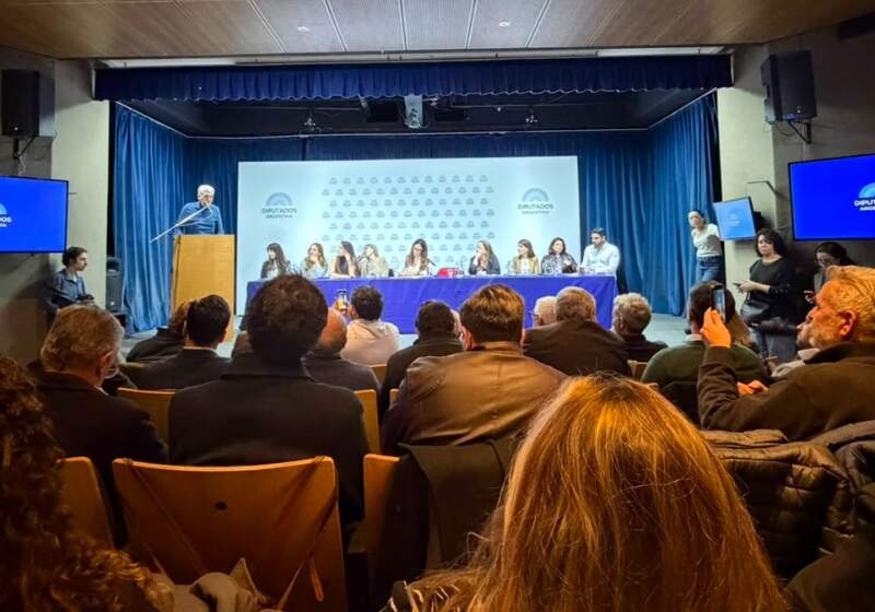 Jefes comunales entregaron un petitorio con miles de firmas en rechazo al proyecto.