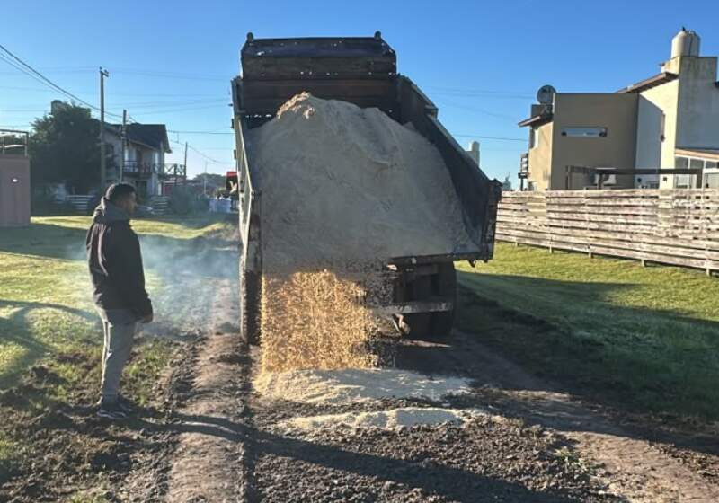 Trabajadores de la Delegación Santa Clara trabajaron durante la última semana con nivelación, granza, limpieza de desagües y zanjeo en distintos sectores.