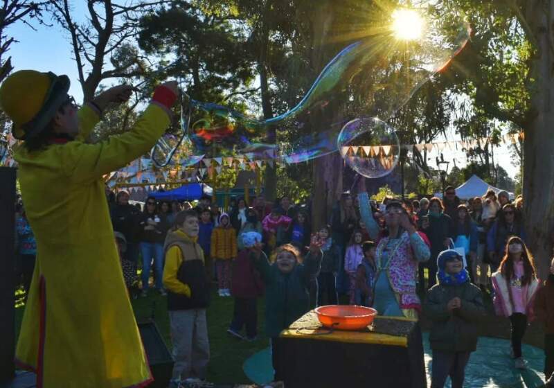 La propuesta convocó a gran cantidad de visitantes en la Plaza Héctor Berdasco durante el fin de semana largo.