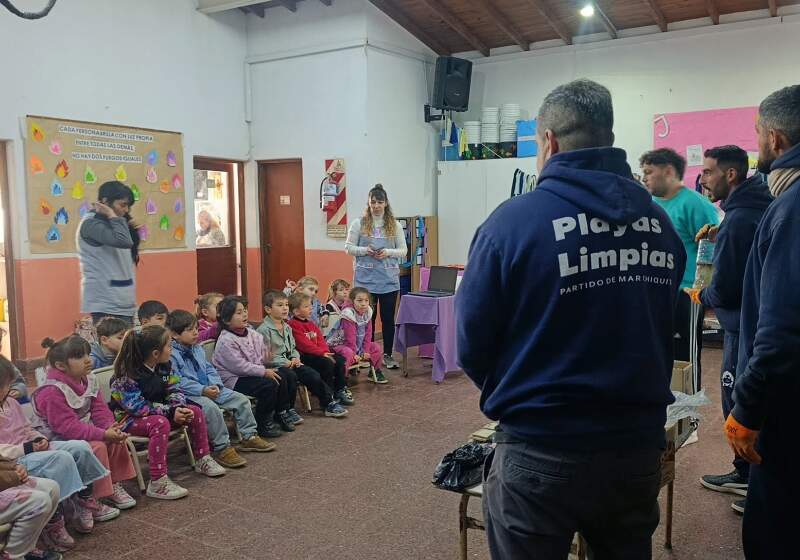 El equipo municipal compartió actividades del programa “Nuestra Huella en el Mundo” con niños y niñas de la institución.
