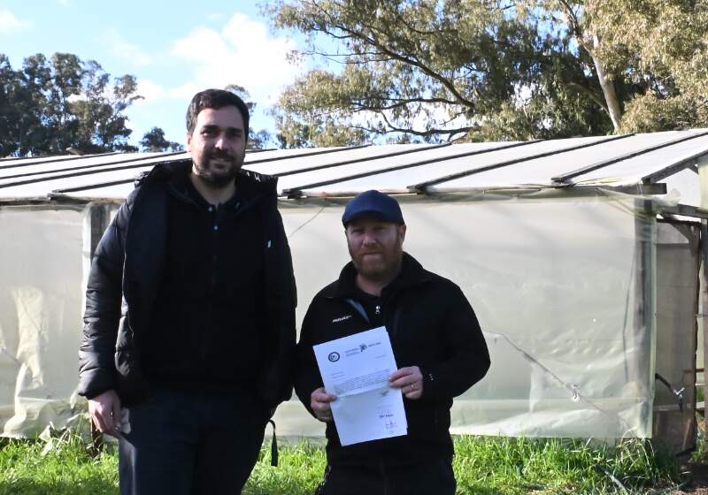 El intendente entregó un equipo para contener y sujetar animales a la Escuela Agraria