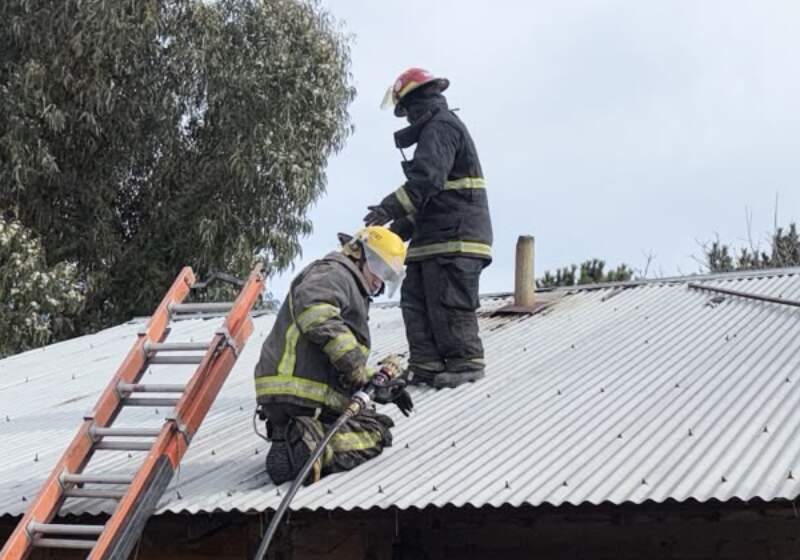 El fuego se originó en el techo alrededor de la salida de una salamandra.