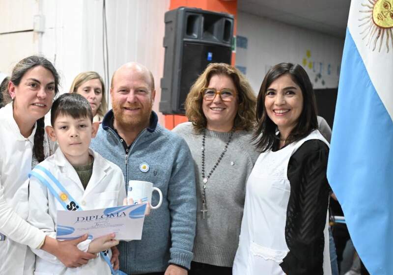 La comunidad participó del desfile y del acto encabezado por el intendente Walter Wischnivetzky.