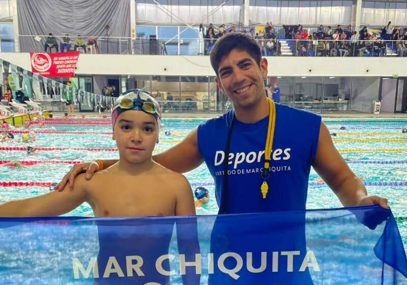 El nadador marchiquitense compitió en cinco pruebas y mejoró todas sus marcas personales en el Parque Roca.