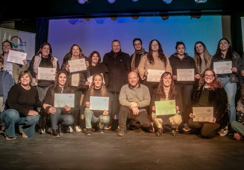 Entregaron diplomas a 33 egresados del Programa Puentes en Mar Chiquita