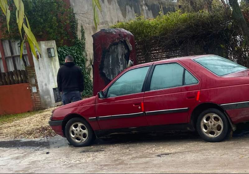 El fuego afectó a un Peugeot estacionado y fue controlado por Bomberos de Santa Clara y Defensa Civil Mar Chiquita.