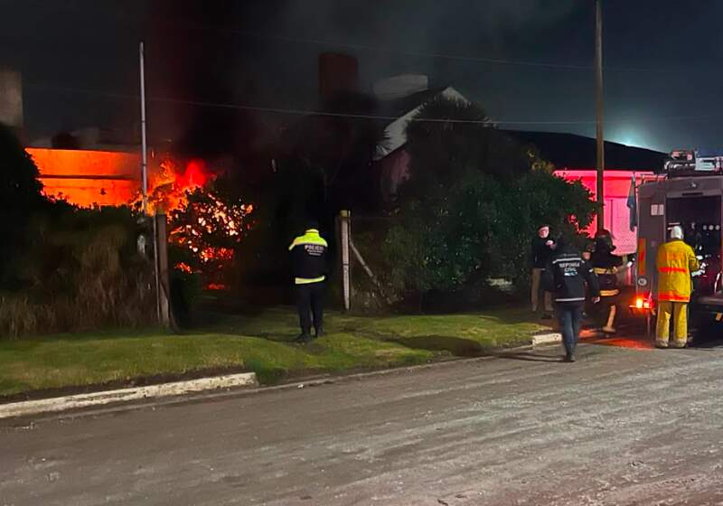 Bomberos de Santa Clara sofocaron un incendio en una vivienda deshabitada