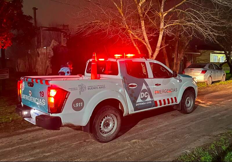 El operativo se realizó este viernes en calle Santander al 100 tras la tormenta, sin personas lesionadas.