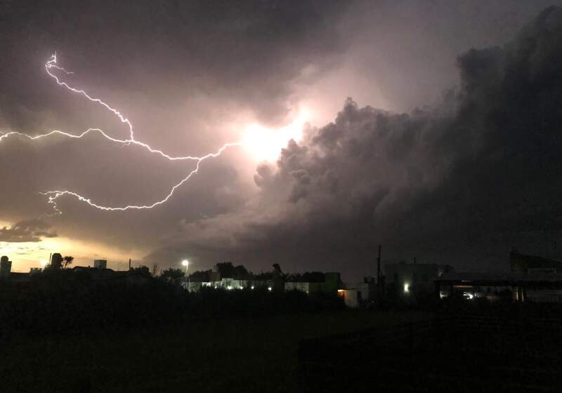 El organismo anticipó condiciones severas para la noche del viernes, con ráfagas intensas, granizo y precipitaciones acumuladas que podrían superar los 80 mm.