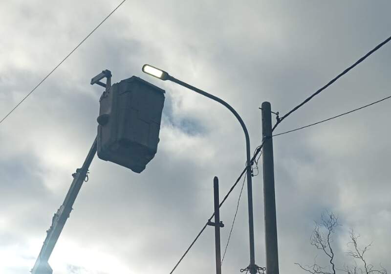 Desde la delegación se informó que las cuadrillas de Electromecánica avanzaron con reposición de luminarias y recambio por tecnología LED en distintos sectores de la ciudad.