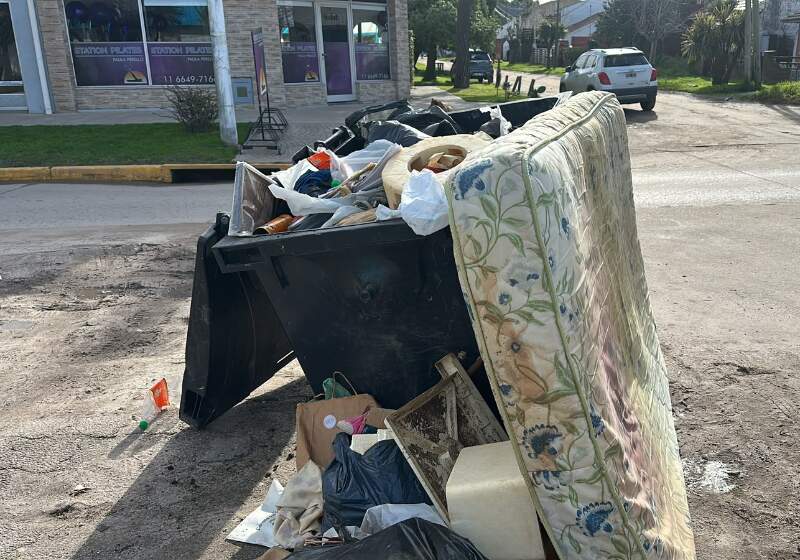 Apareció un contenedor rodeado de residuos en Santa Clara
