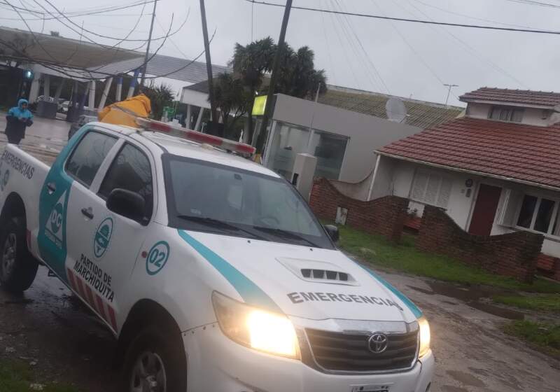  Bomberos y Defensa Civil intervinieron por la caída de un poste en Santa Clara